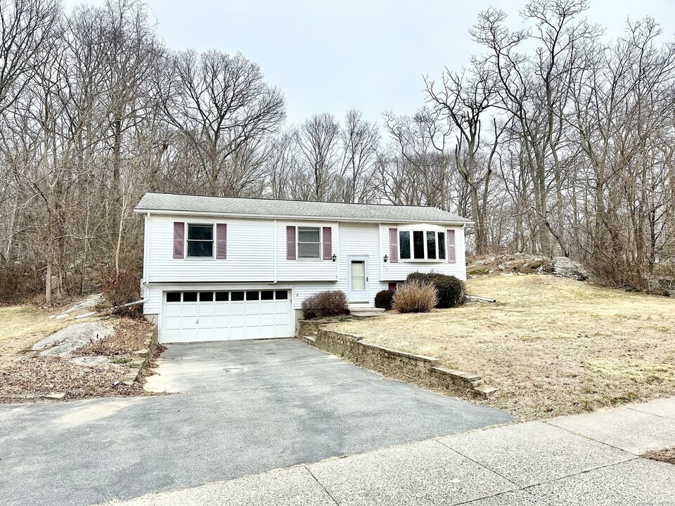 178 Dartmouth Dr in Groton, CT - Building Photo