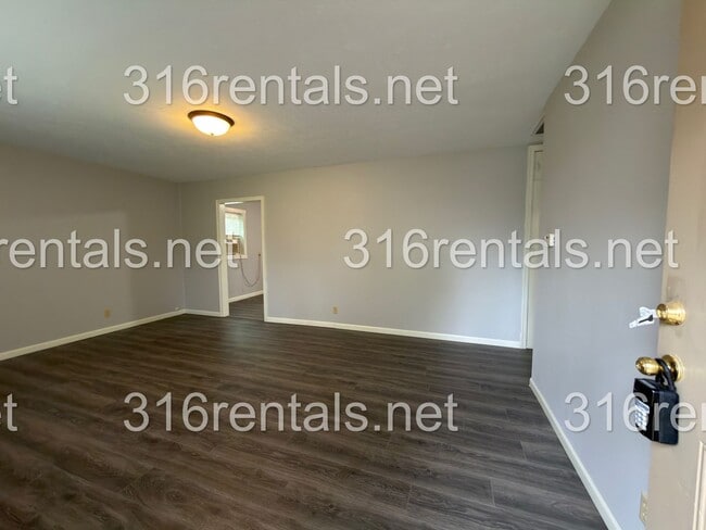 231 E Larry St in Augusta, KS - Building Photo - Building Photo