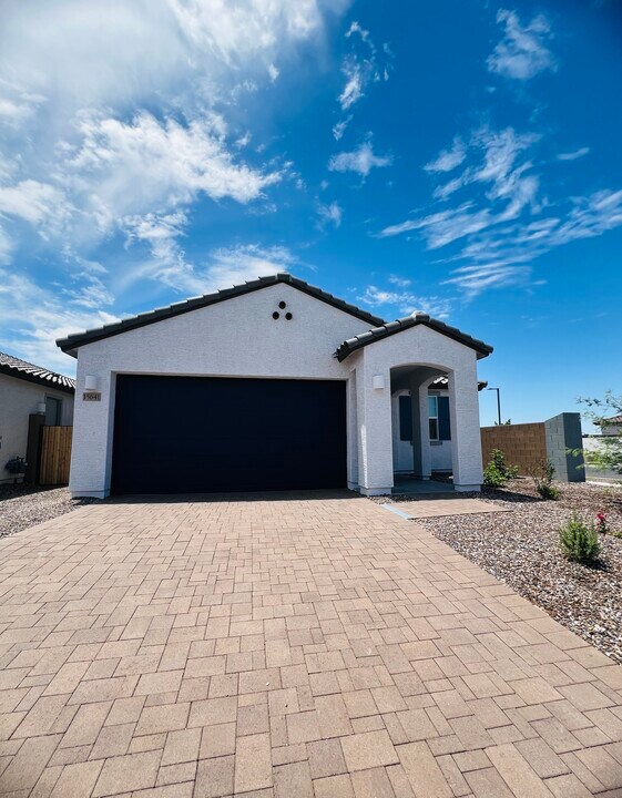15641 W Kendall St in Goodyear, AZ - Foto de edificio