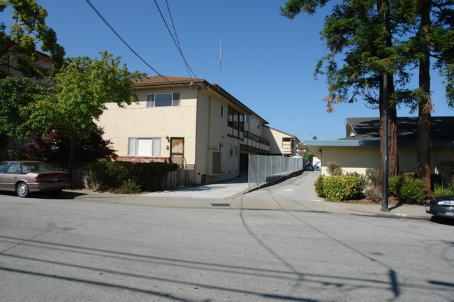 2660 Flores St in San Mateo, CA - Foto de edificio - Building Photo