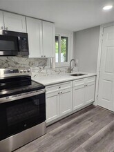 27 Estates Ln in Shoreham, NY - Foto de edificio - Building Photo