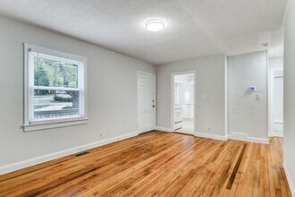 2735 Robin Hood Dr in Greensboro, NC - Building Photo - Building Photo