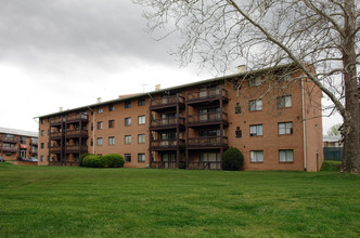 Falls Church Gardens in Falls Church, VA - Foto de edificio - Building Photo