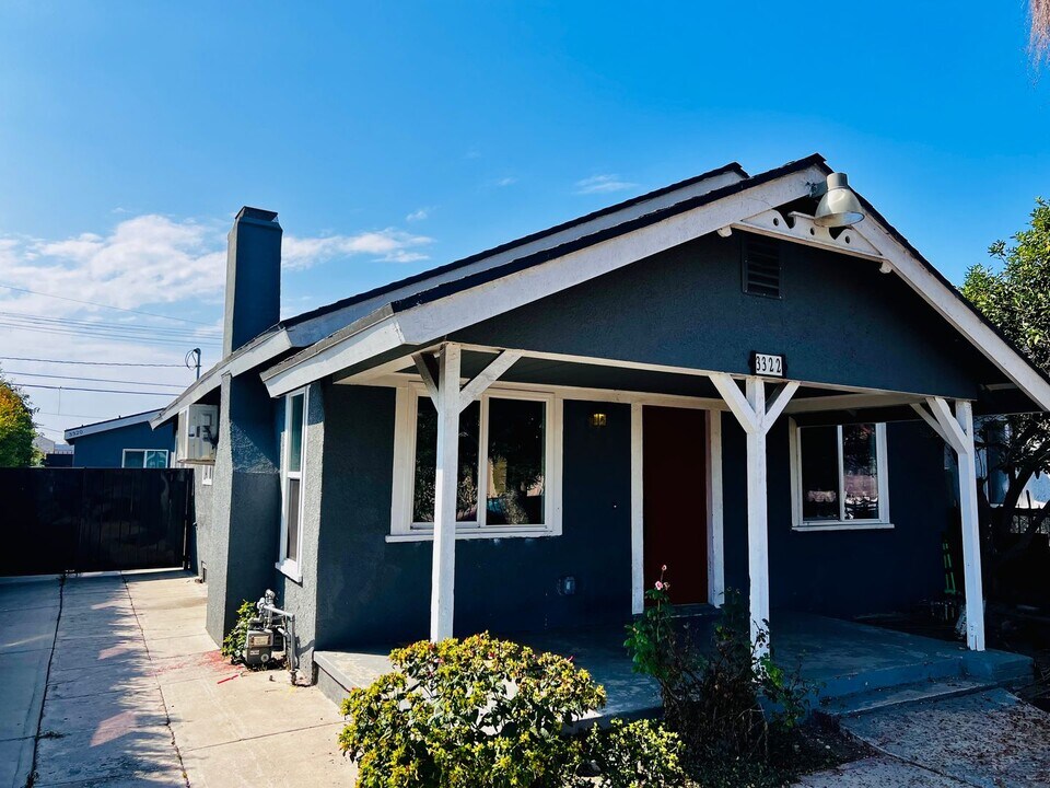 322 W 66th St in Los Angeles, CA - Building Photo