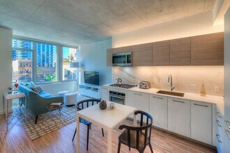 169 N Desplaines St in Chicago, IL - Foto de edificio - Building Photo