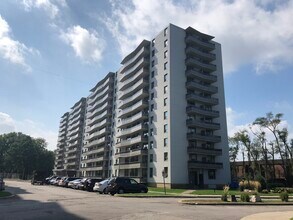 Camelot Towers I in Hamilton, ON - Building Photo - Building Photo