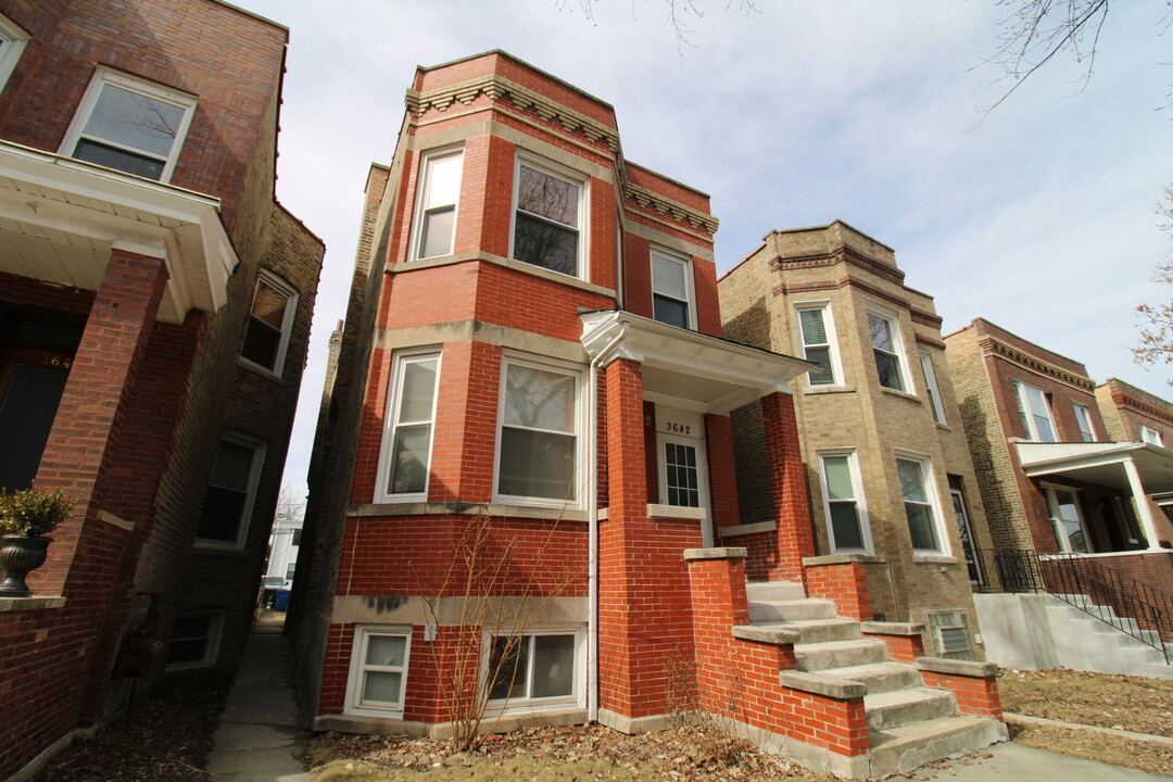 3642 N Albany Ave, Unit 2 in Chicago, IL - Foto de edificio