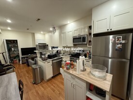212 Green St, Unit 2 in Cambridge, MA - Building Photo
