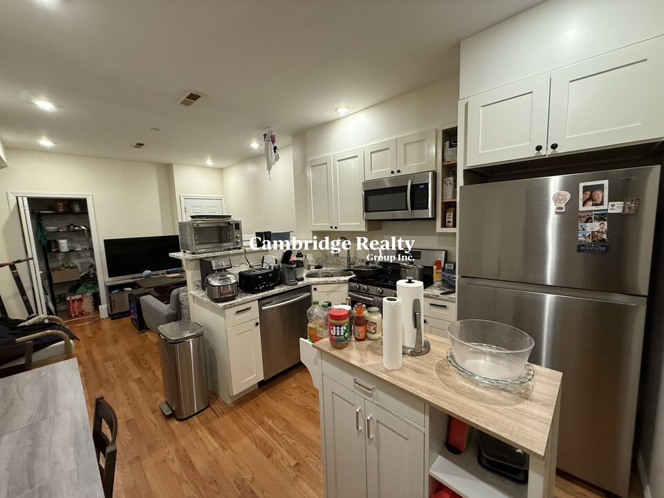 212 Green St, Unit 2 in Cambridge, MA - Building Photo