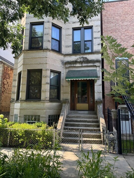 2435 W Thomas St in Chicago, IL - Building Photo