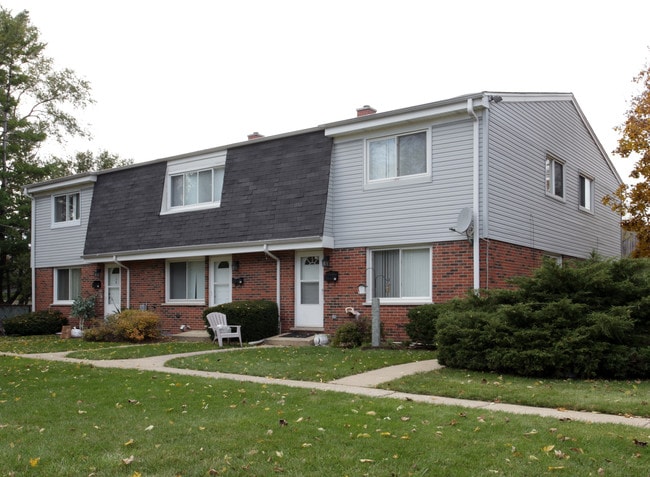 Glen Ellyn Court in Glen Ellyn, IL - Building Photo - Building Photo