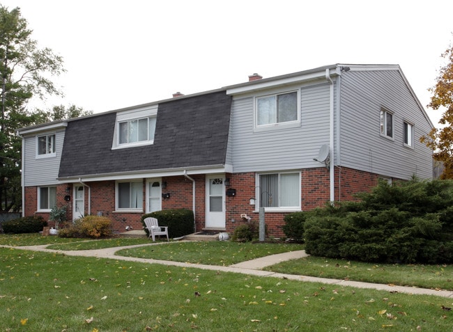 Glen Ellyn Court in Glen Ellyn, IL - Foto de edificio - Building Photo