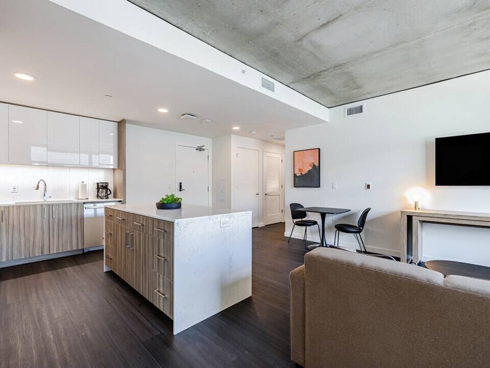 1550 NW Naito Pkwy in Portland, OR - Building Photo