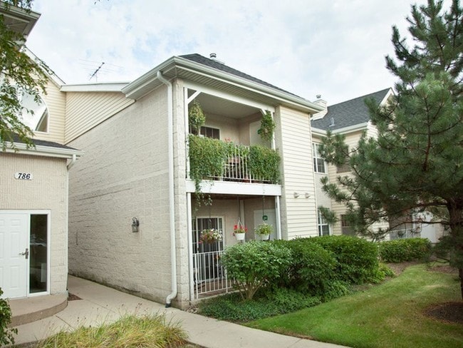 746 N Gary Ave, Unit 109 in Carol Stream, IL - Building Photo - Building Photo