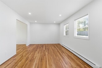 41 Potters Ln in Huntington, NY - Building Photo - Building Photo