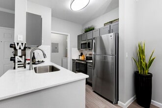 The Beverly at Shadow Lake in Houston, TX - Building Photo - Building Photo