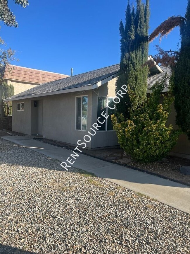 504 W Ave J4 in Lancaster, CA - Building Photo - Building Photo