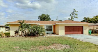1366 Nimrod St in Port Charlotte, FL - Building Photo