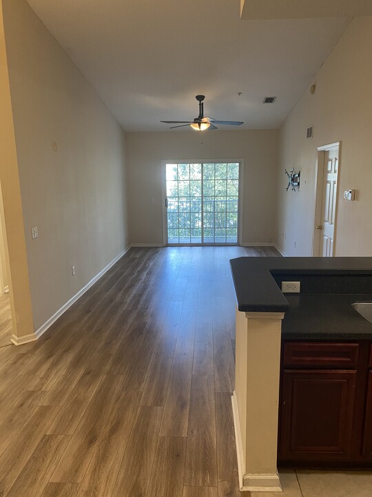 8218 Green Parrot Rd, Unit 304 in Jacksonville, FL - Building Photo