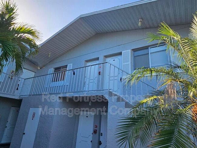 8127 Country Rd, Unit #206 in Ft. Myers, FL - Foto de edificio - Building Photo