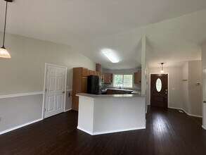 4470 E Birchwood Dr in Wasilla, AK - Foto de edificio - Building Photo