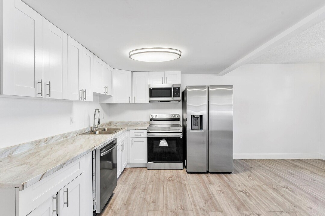 1052 Hythe A in Boca Raton, FL - Building Photo