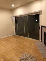 18354 Collins St, Unit F in Tarzana, CA - Foto de edificio - Building Photo