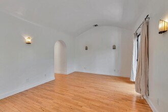 7262 Willoughby Ave in Los Angeles, CA - Building Photo - Building Photo