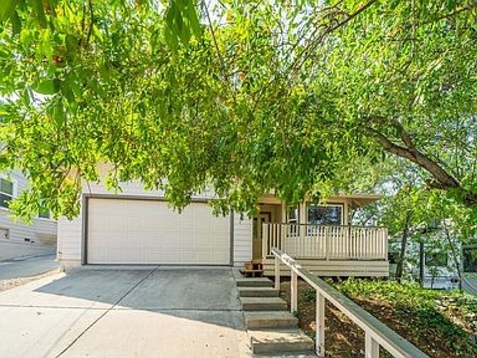 1582 Olive Ave in Redding, CA - Building Photo