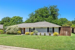 3945 Clubway Ln in Dallas, TX - Building Photo