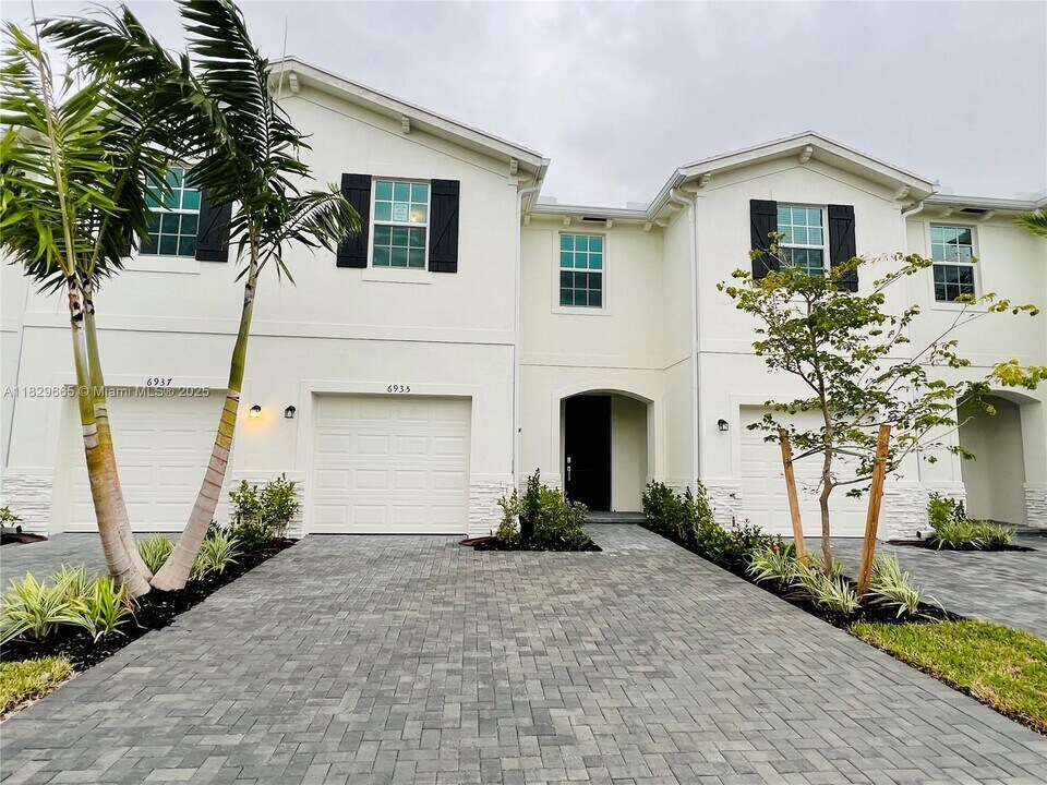 6935 Harbours Edge Ave in Greenacres, FL - Building Photo