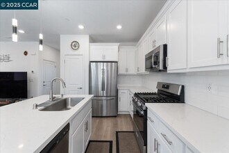 300 Hideaway Ln in Pittsburg, CA - Building Photo - Building Photo