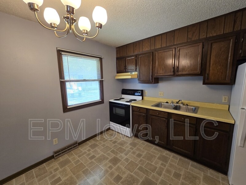 1838 W 3rd St in Waterloo, IA - Building Photo