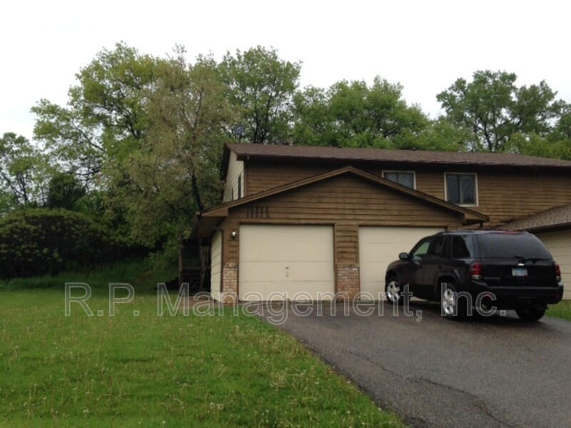 15280 Lesley Ln in Eden Prairie, MN - Foto de edificio