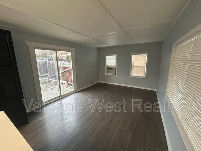 2417 Apollo Rd in West Kelowna, BC - Foto de edificio - Building Photo