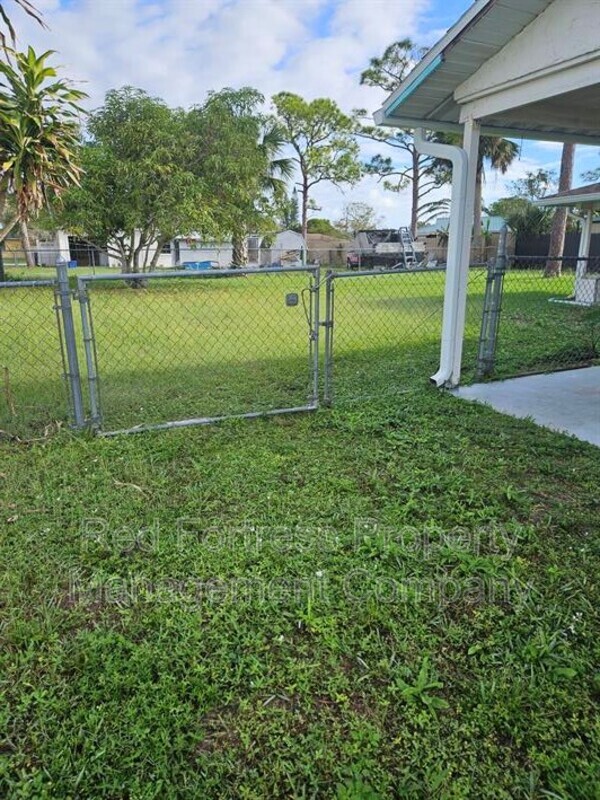 121 Stetson St in Lehigh Acres, FL - Foto de edificio - Building Photo