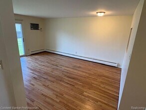 4190 S Rochester Rd, Unit 112 in Royal Oak, MI - Foto de edificio - Building Photo