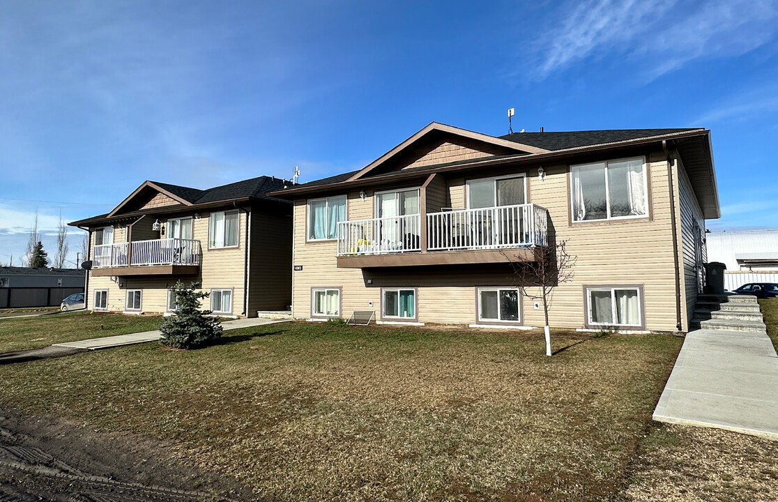 4905 49 Av in Calmar, AB - Building Photo