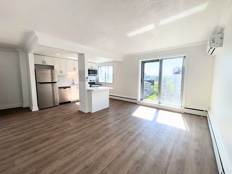 10 W Park Ave in Hamilton, ON - Building Photo
