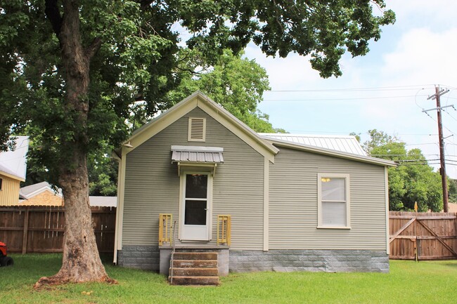 704 E Academy St in Brenham, TX - Building Photo - Building Photo