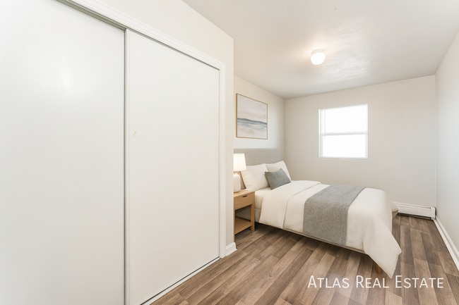 3210 W Longfellow Pl in Denver, CO - Foto de edificio - Building Photo