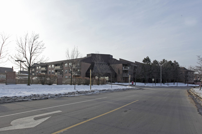 Westminister Court in Mississauga, ON - Building Photo - Building Photo