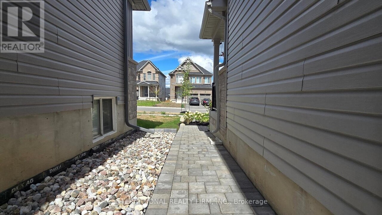 21 Hancock Cres in Kawartha Lakes, ON - Building Photo