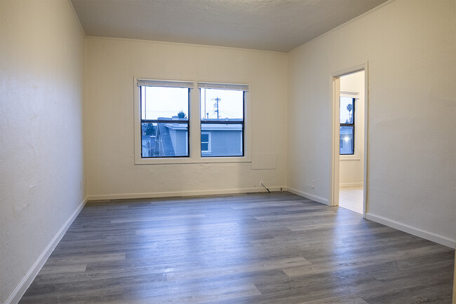 5735 Avenal Ave, Unit 205 in Oakland, CA - Building Photo - Building Photo