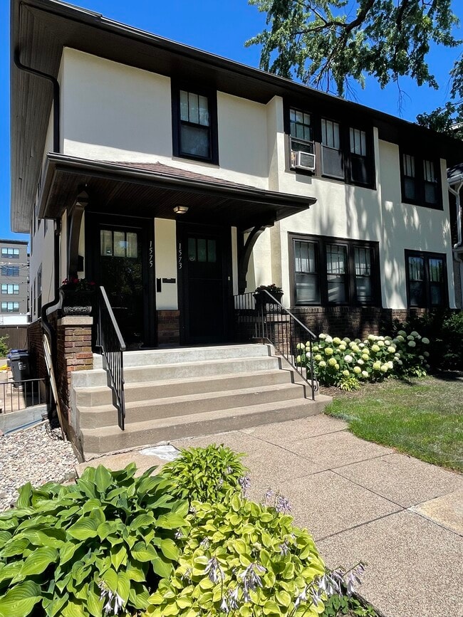 1573 Laurel Ave Apartments and Nearby St. Paul Apartments For Rent St