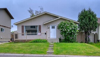 80 Castlebrook Way NE in Calgary, AB - Building Photo