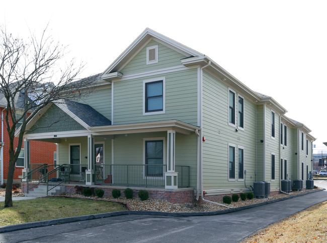 1014 E Walnut St in Springfield, MO - Foto de edificio - Building Photo