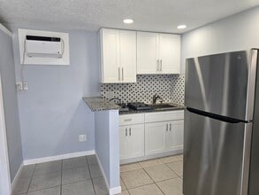 513 Greynolds Cir in Lantana, FL - Building Photo - Building Photo