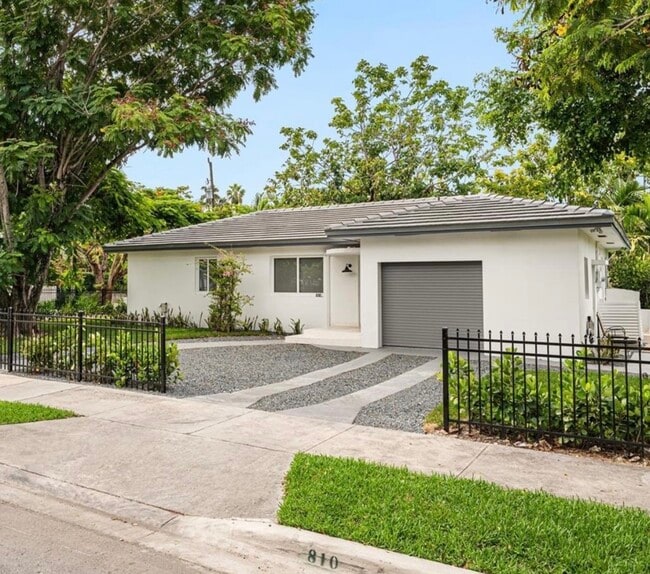 810 NW 7th St in Miami, FL - Foto de edificio - Building Photo