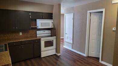 1304 Phillips St in Cleburne, TX - Building Photo - Building Photo